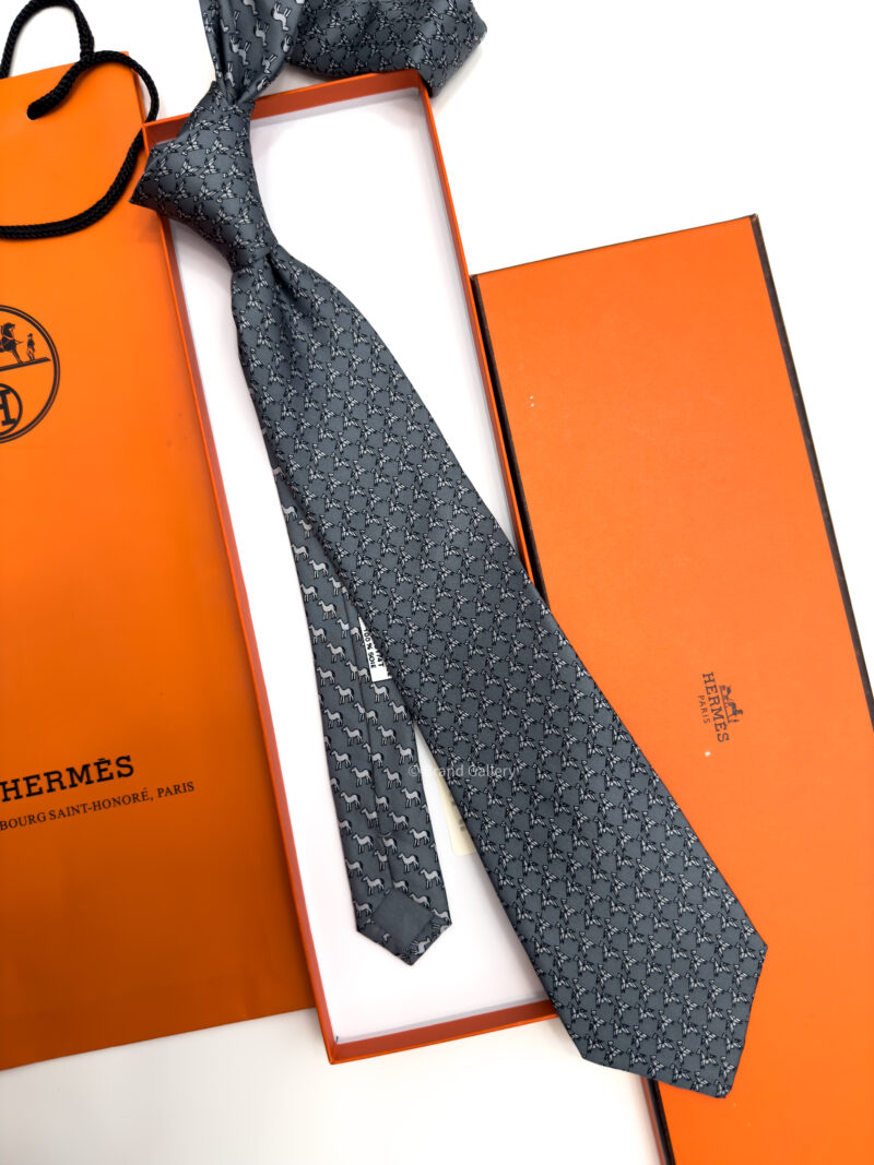 Hermes Grey ORIGAMI HORSE PATTERN SOFT SILK TIE