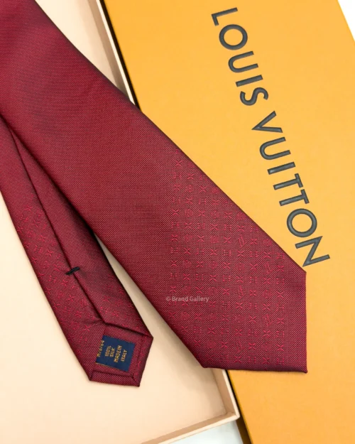Burgundy silk tie with tonal geometric micro-pattern and textured finish